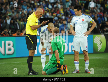 HOWARD WEBB RACONTE JAN MUCHA EN SLOVAQUIE / ITALIE ELLIS PARK AFRIQUE DU SUD 24 Juin 2010 Banque D'Images