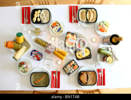 Table, décoré avec différents produits d'alimentation, tous les prêts-à-manger et de la vaisselle. Banque D'Images