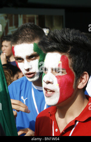 Les partisans italiens italie regarder v la Slovaquie à la coupe du monde de fan fest village à Rome, Italie 2010 Banque D'Images