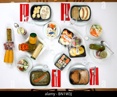 Table, décoré avec différents produits d'alimentation, tous les prêts-à-manger et de la vaisselle. Banque D'Images