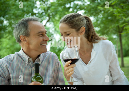 D'âge mûr jouissant du vin rouge à l'extérieur Banque D'Images