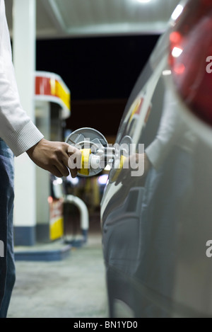 Réservoir de gaz d'ouverture du pilote pour le plein à la station de gaz Banque D'Images