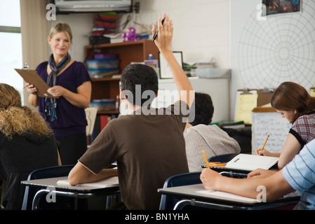 Student raising hand in class Banque D'Images