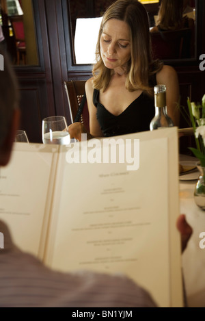 Lecture des menus couple in restaurant Banque D'Images