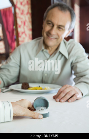 Man giving woman bague à diamants, cropped Banque D'Images