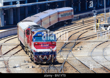 Trains remorqués par une locomotive à Melbourne, Australie. Banque D'Images