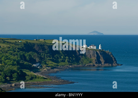 Phare de Point noir, dans le comté d'Antrim, et l'Aisla Craig. Banque D'Images