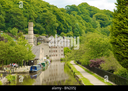 Moorings bateau étroit le long de la p16 à Hebden Bridge Banque D'Images