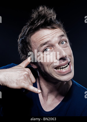 Studio portrait sur fond noir d'un drôle de couple expressif signe main téléphone Banque D'Images
