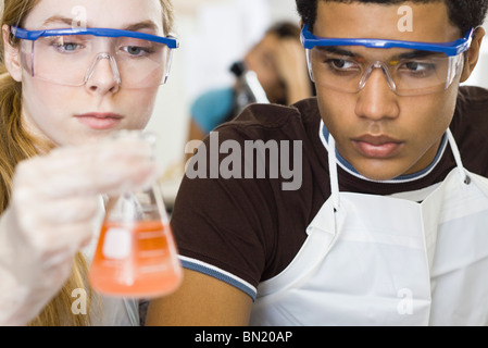 Les élèves du secondaire menant à l'expérience de chimie Banque D'Images