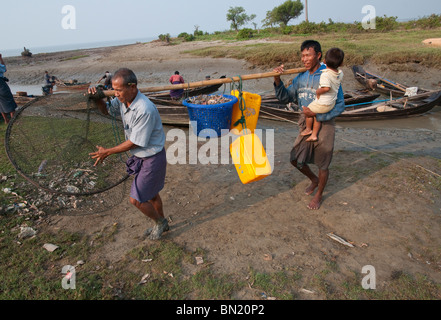 Le Myanmar. La Birmanie. Visite du village de Tübingen Gyi dans l'Ayeryarwady delta. Cyclone Nargis : conséquences Banque D'Images