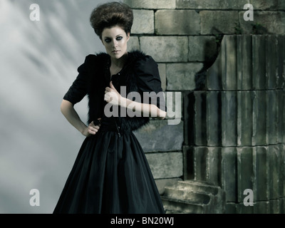 Licence disponible sur MaximImages.com photo haute couture d'une belle femme portant une longue robe noire Banque D'Images