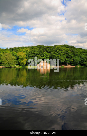 Le lac et d'un hangar à bateaux à Newmillerdam Country Park, Wakefield, West Yorkshire, Angleterre, Royaume-Uni. Banque D'Images