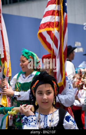 Un groupe portugais se prépare à mars dans le défilé des immigrants internationaux à New York Banque D'Images