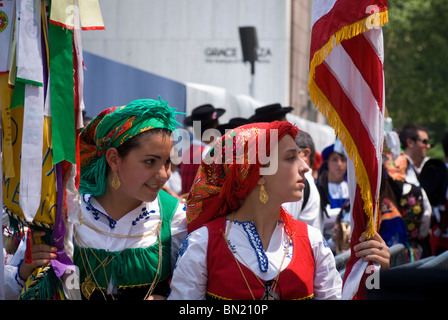Un groupe portugais se prépare à mars dans le défilé des immigrants internationaux à New York Banque D'Images