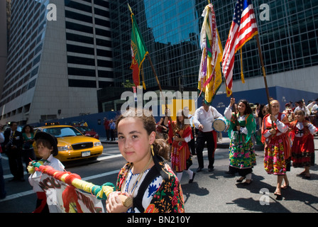 Un groupe portugais dans les marches les immigrants internationaux défilent à New York Banque D'Images