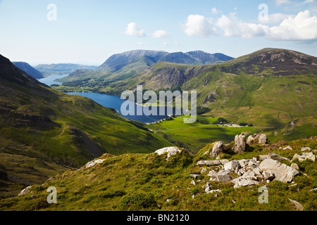 Voir la soirée de Buttermere Crummock Water et de meules de foin, Lake District, England UK Banque D'Images