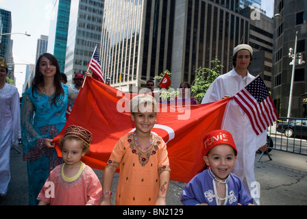 Un groupe de Tunisiens dans les marches les immigrants internationaux défilent à New York Banque D'Images