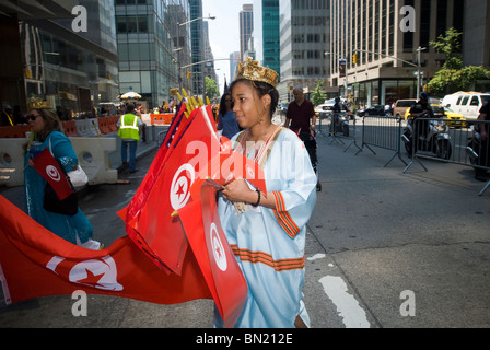 Un groupe de Tunisiens dans les marches les immigrants internationaux défilent à New York Banque D'Images