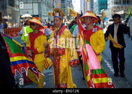 Un groupe de Vietnamiens dans les marches les immigrants internationaux défilent à New York Banque D'Images