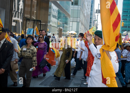 Un groupe de Vietnamiens dans les marches les immigrants internationaux défilent à New York Banque D'Images