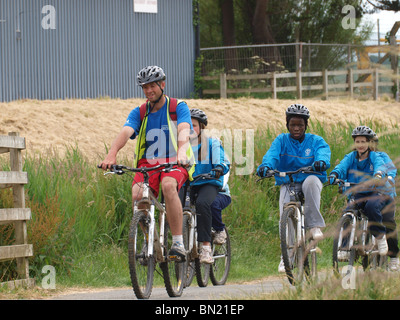 Les enfants qui apprennent à faire de la bicyclette, Bude, Cornwall, UK Banque D'Images