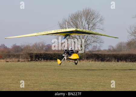 Lame 912 Mainair atterrissage à Breighton Airfield Banque D'Images