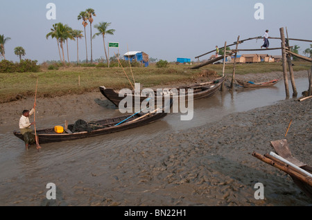 Le Myanmar. La Birmanie. Visite du village de Tübingen Gyi dans l'Ayeryarwady delta. Cyclone Nargis : conséquences Banque D'Images