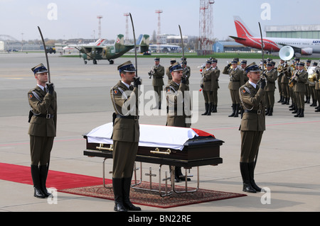 11.04.2010. Le président polonais, Lech Kaczynski, son corps retourne à Varsovie. Cérémonie sur l'aéroport militaire d'Okecie (lire description) Banque D'Images