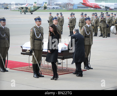 11.04.2010. Le président polonais, Lech Kaczynski, son corps retourne à Varsovie. Cérémonie sur l'aéroport militaire d'Okecie (lire description) Banque D'Images