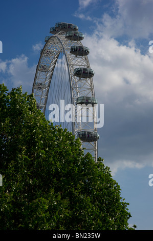 Moitié supérieure de British Airways London Eye vu de la Thames Path sur South Bank. Banque D'Images