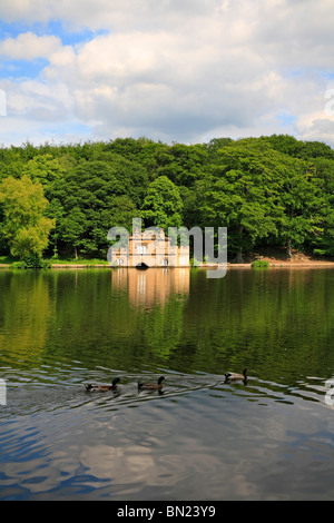 Le lac et d'un hangar à bateaux à Newmillerdam Country Park, Wakefield, West Yorkshire, Angleterre, Royaume-Uni. Banque D'Images