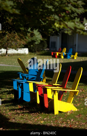 Adirondack chaises colorées, Champlain Valley, Vermont, USA. Banque D'Images