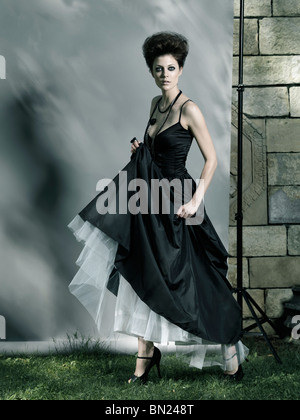 Licence disponible sur MaximImages.com photo haute couture d'une belle femme portant une longue robe noire Banque D'Images