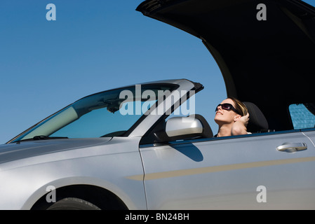 Woman putting capote vers le bas pour la préparation de l'entraînement Banque D'Images