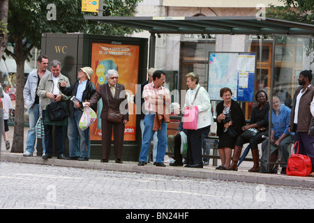 Les passagers qui attendent à un arrêt d'autobus sur la place Rossio, Lisbonne, Portugal Banque D'Images