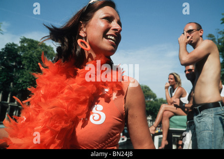 Jeune femme néerlandaise à faire la fête sur un bateau à Amsterdam, Pays-Bas Banque D'Images