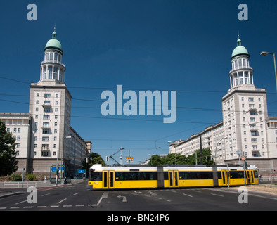 Avis de célèbre Landmark Towers et tramway à Frankfurter Tor sur Karl Marx Allee dans l'ancien Berlin-Est en Allemagne Banque D'Images