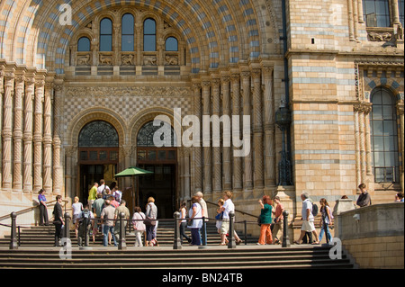 L'entrée principale du Musée d'Histoire Naturelle sur un matin d'été ensoleillé avec les visiteurs de commencer à entrer dans Londres, 2010 Banque D'Images