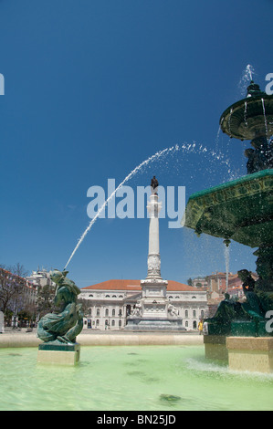 L'Europe, Portugal, Lisbonne. La place Rossio historique (aka Praça Dom Pedro IV), l'une des fontaines de Paris a lits jumeaux. Banque D'Images