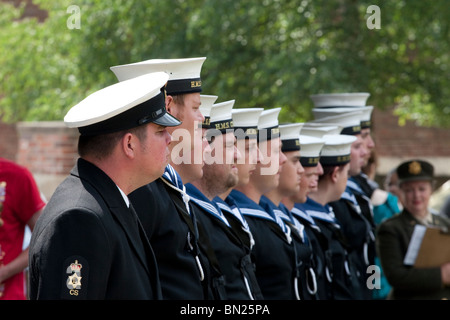 Le HMS Northumberland militaires de la Marine à l'article attention au cours d'un service commémoratif Banque D'Images