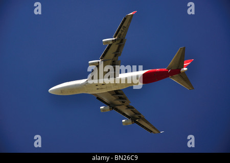 Boeing Qantas 747-400 au décollage, l'aéroport de Heathrow, Londres, Angleterre, Royaume-Uni Banque D'Images