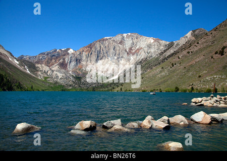 Condamner Lake est une belle et populaire place des loisirs dans l'Est de la Californie Sierras. Banque D'Images