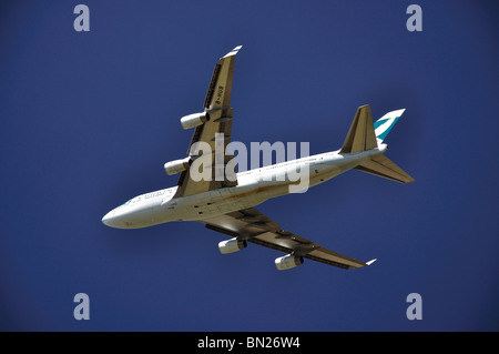 Cathay Pacific Boeing 747-400 au décollage, l'aéroport de Heathrow, Londres, Angleterre, Royaume-Uni Banque D'Images