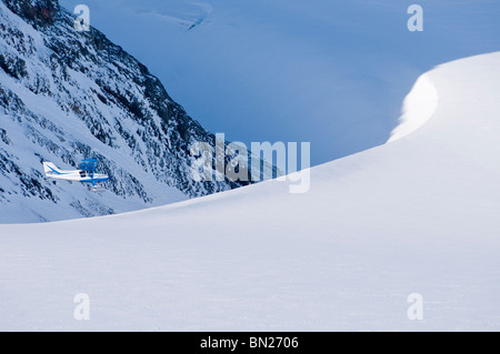 Pilote de brousse de l'Alaska volant son Maule M5 sur le glacier, les montagnes Chugach Eagle, Alaska Banque D'Images