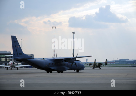 CASA C-295M avion aéroport militaire Okecie, Varsovie, Pologne Banque D'Images