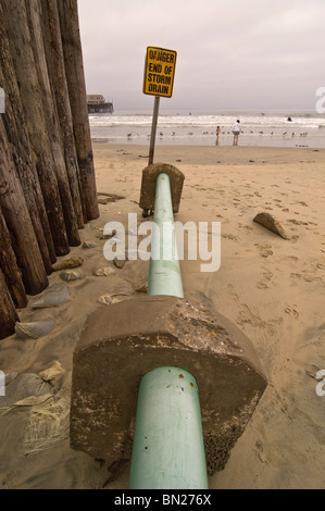 Un collecteur d'eaux pluviales par le Newport Beach Pier Banque D'Images