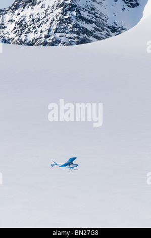 Maule M5 volant au-dessus de l'Aigle, Glacier, Alaska Montagnes Chugach Banque D'Images