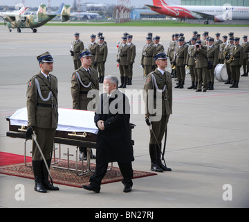 11.04.2010. Le président polonais, Lech Kaczynski, son corps retourne à Varsovie. Cérémonie sur l'aéroport militaire d'Okecie (lire description) Banque D'Images