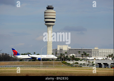 Avion de Delta arrivant le tarmac de l'aéroport de Floride Orlanda Banque D'Images